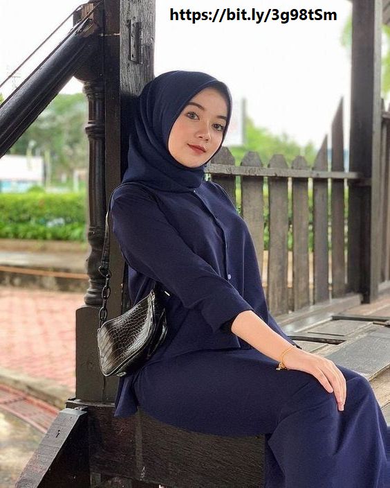 Photo Gaya Duduk Manis Wanita Cantik Berjilbab