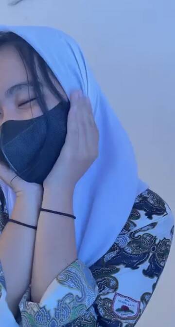 Merasa Gimana Gitu ya, Gembira atau Sedih - Gadis Berjilbab