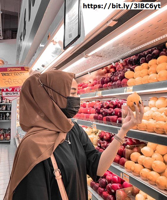Cewek Hijaber Makan Buah Segar di Hari Valentine