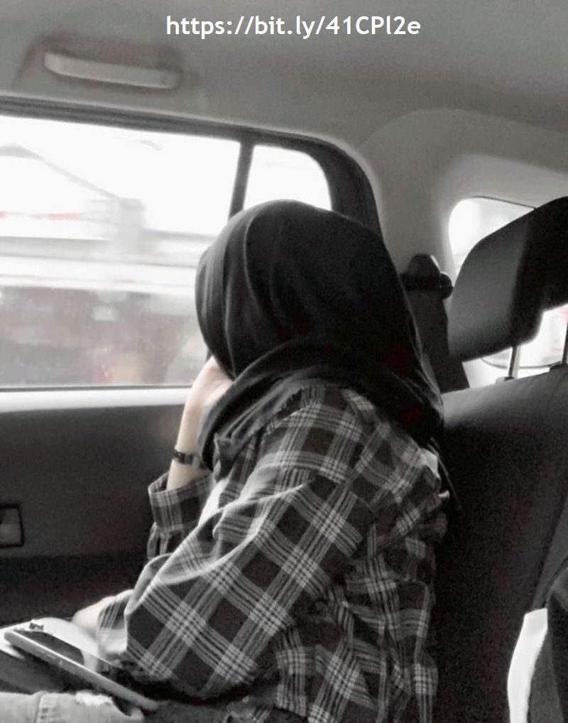 Soraya, cewek berjilbab hitam dijemput naik menuju ke hotel