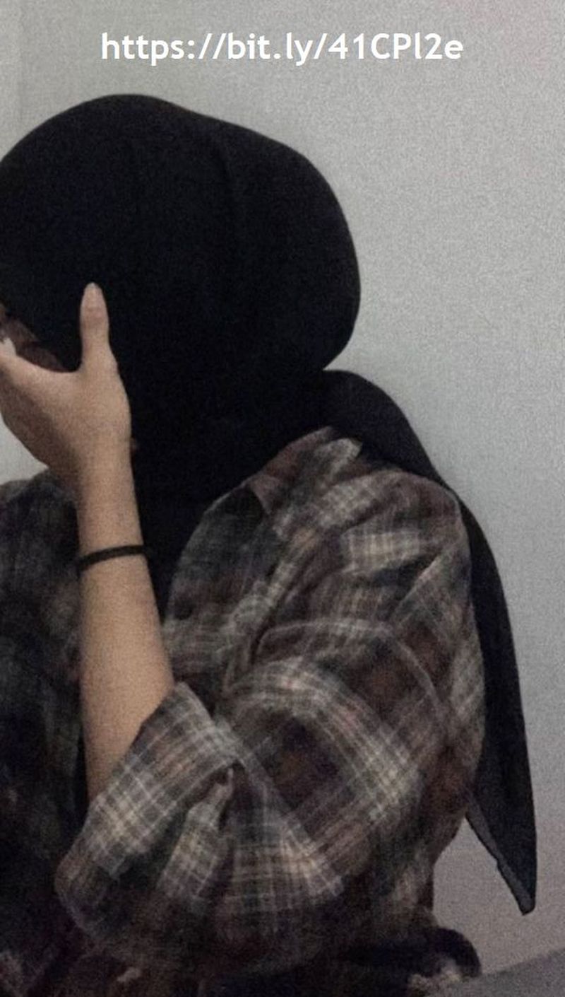 Soraya, cewek berjilbab hitam malu-malu saat di foto dikosan sebelum diajak ke tempat pesta malam mingguan