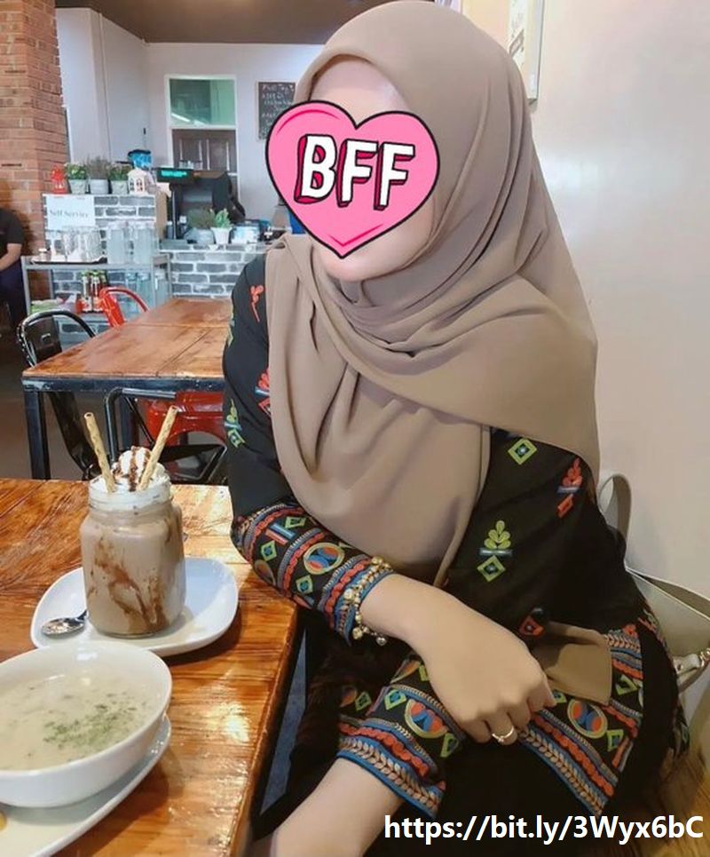 Photo BFF Wanita Berjilbab Duduk di Rumah Makan