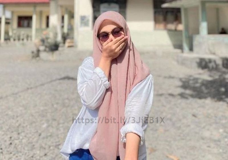 Soraya, cewek berjilbab cantik pakai kacamata hitam malu-malu tutup mulut saat jumpa mutualan siap diajak jalan
