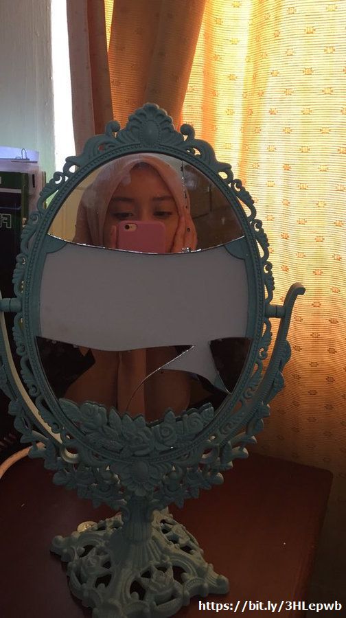 Ferani Dhita, Foto Selfie Gadis Hijaber Bercermin Retak
