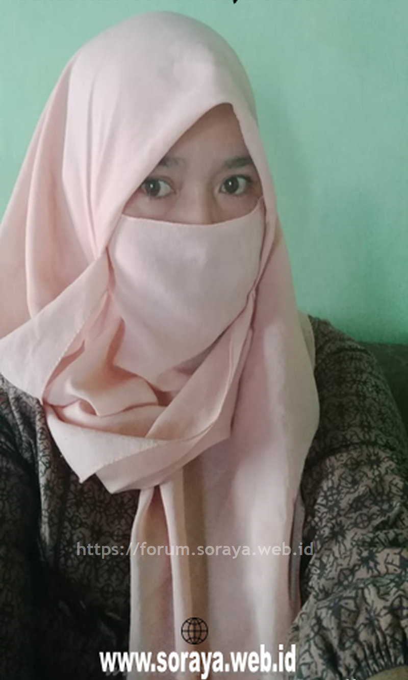 Foto Selfie Soraya Menutup Mulut Dengan Kain Jilbab Ala Gadis Hijaber