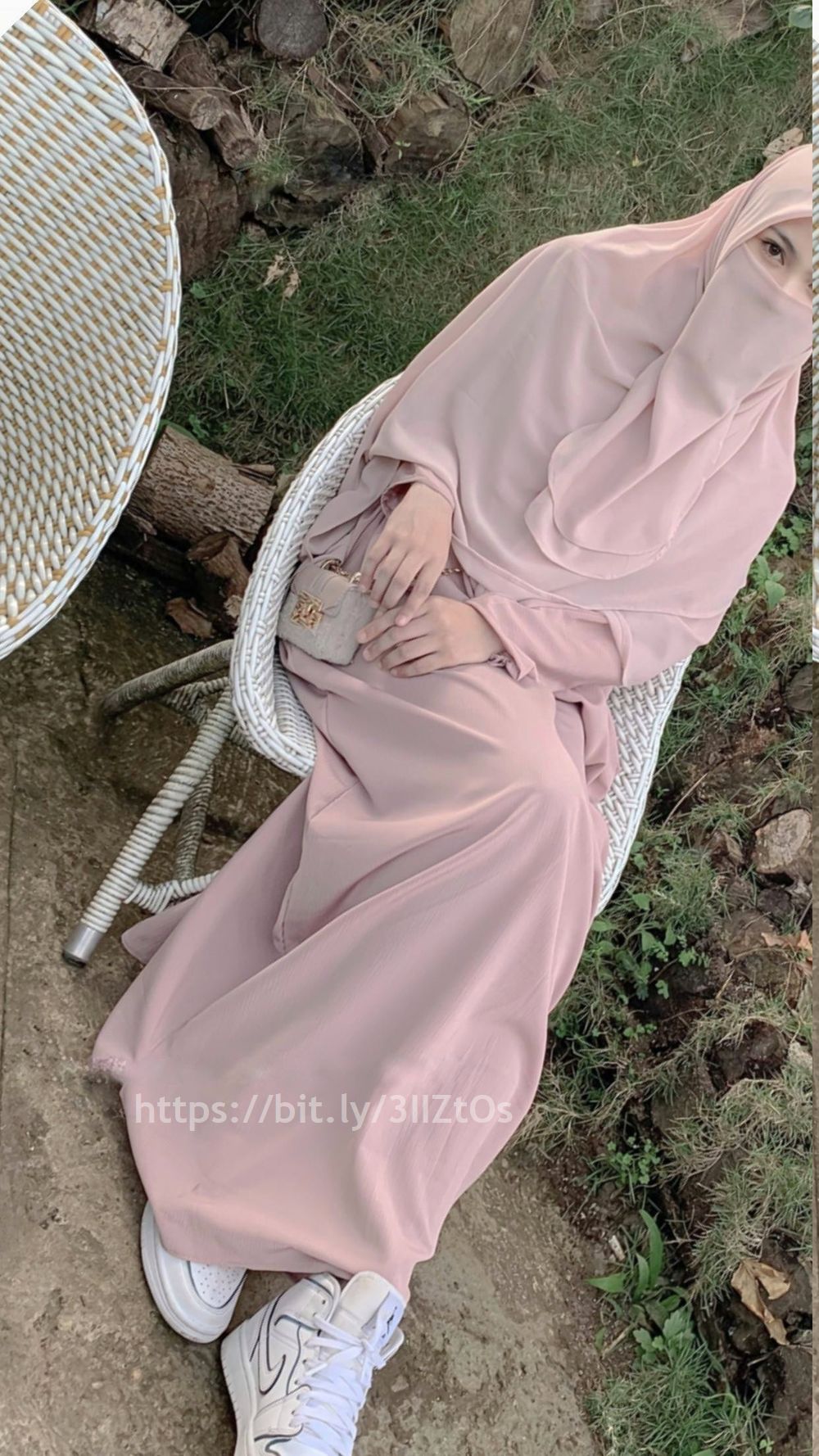 Soraya Ferani Dhita, berbusana ala model gadis hijaber memakai niqab