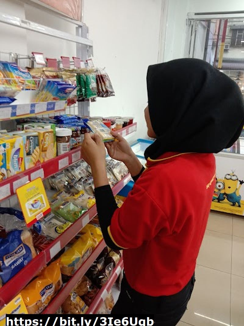 Foto Soraya, gadis berjilbab karyawati pelayan toko Foto Soraya, gadis berjilbab karyawati pelayan toko