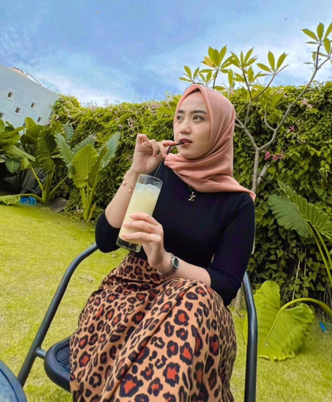 foto wanita hijaber open bo vcs makassar sedang minum es sirup