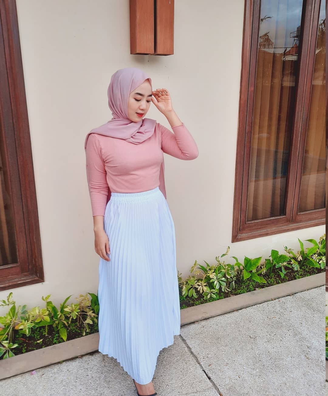 foto gaya wanita berjilbab di samping bangunan foto gaya wanita berjilbab di samping bangunan