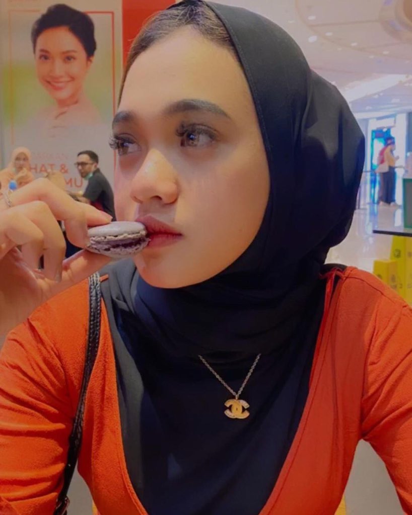 photo cewek hijaber cantik sedang makan roti photo cewek hijaber cantik sedang makan roti