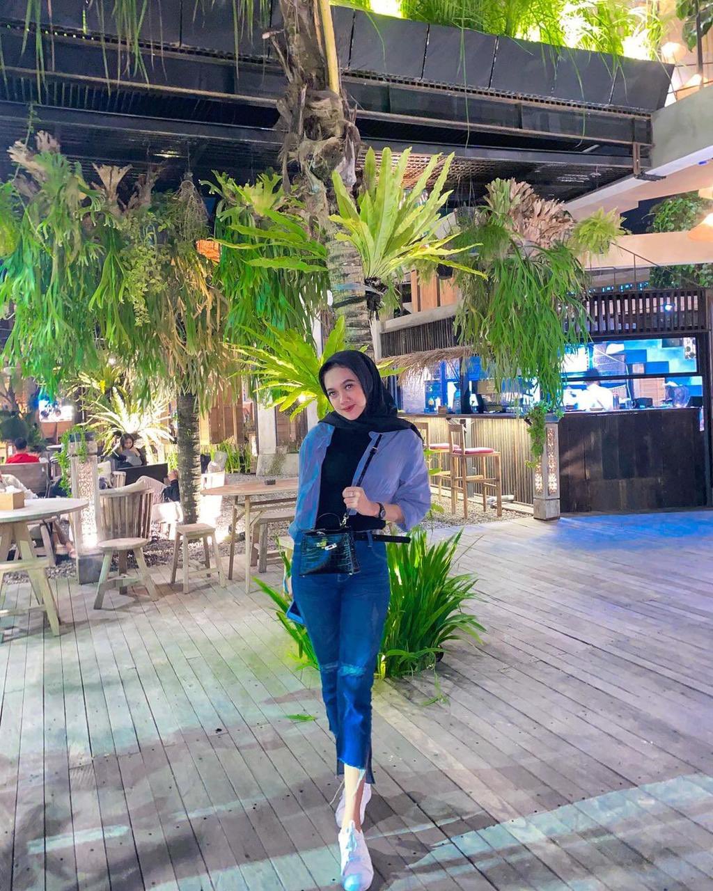 photo gaya berdiri cewek hijaber cantik photo gaya berdiri cewek hijaber cantik