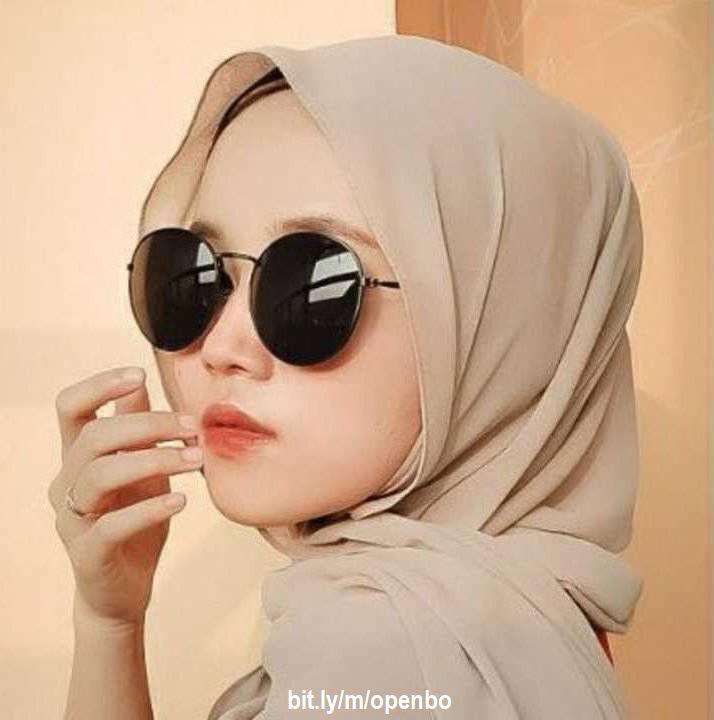Foto cewek berjilbab cantik berkacamata gaya open booking