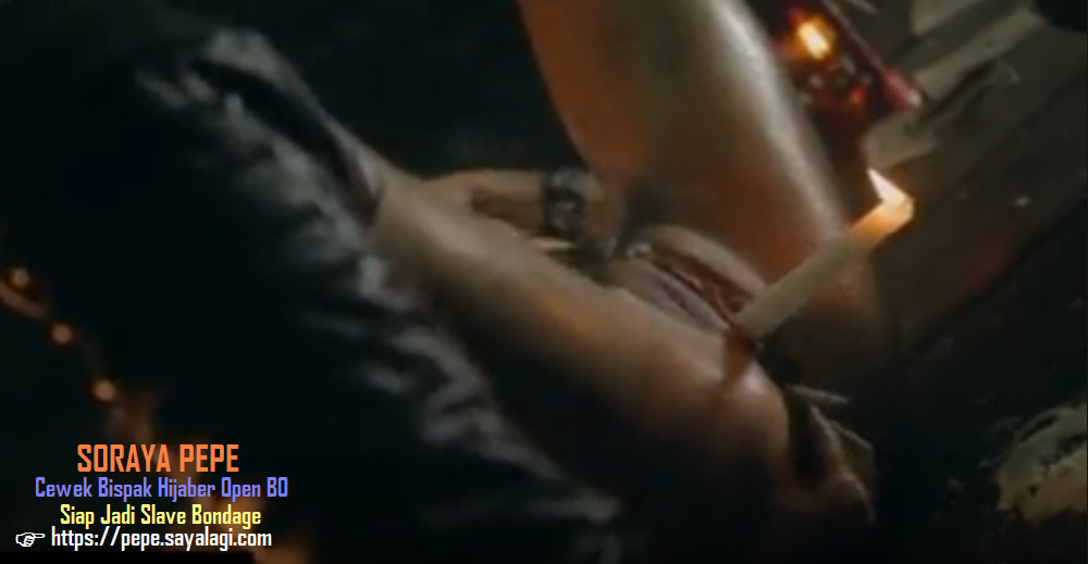 Batang lilin ditusuk ke lobang memek Soraya Pepe di pesta bondage