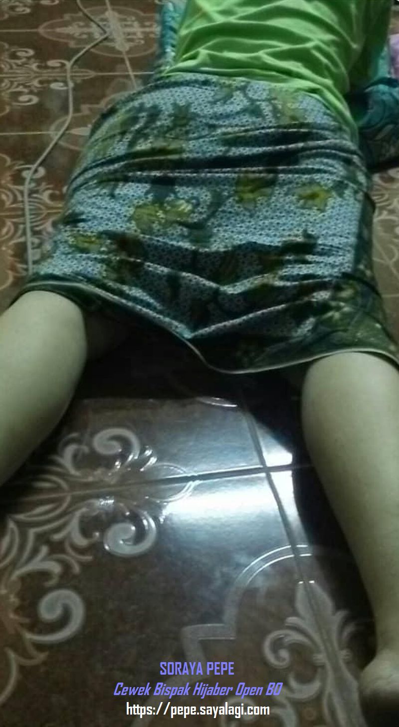 Foto Soraya Pepe berbaring tiduran tengkurap sebelum dientot pelanggan booking