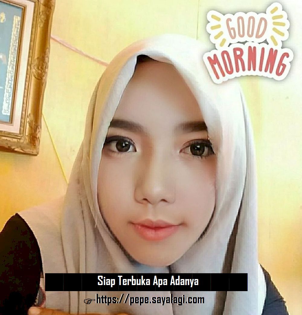 Photo Soraya Pepe Cewek Berjilbab Duduk Siap Buka Celana Dalam Bugil