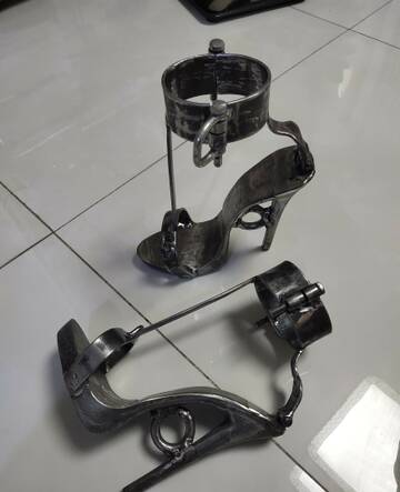 sepatu besi khusus dipakai ukhti Soraya Pepe di event BDSM