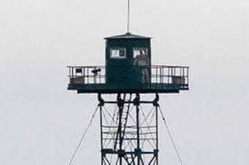 На границе Эстонии и РФ российскую "стережёт чучело" На границе Эстонии и РФ российскую "стережёт чучело"