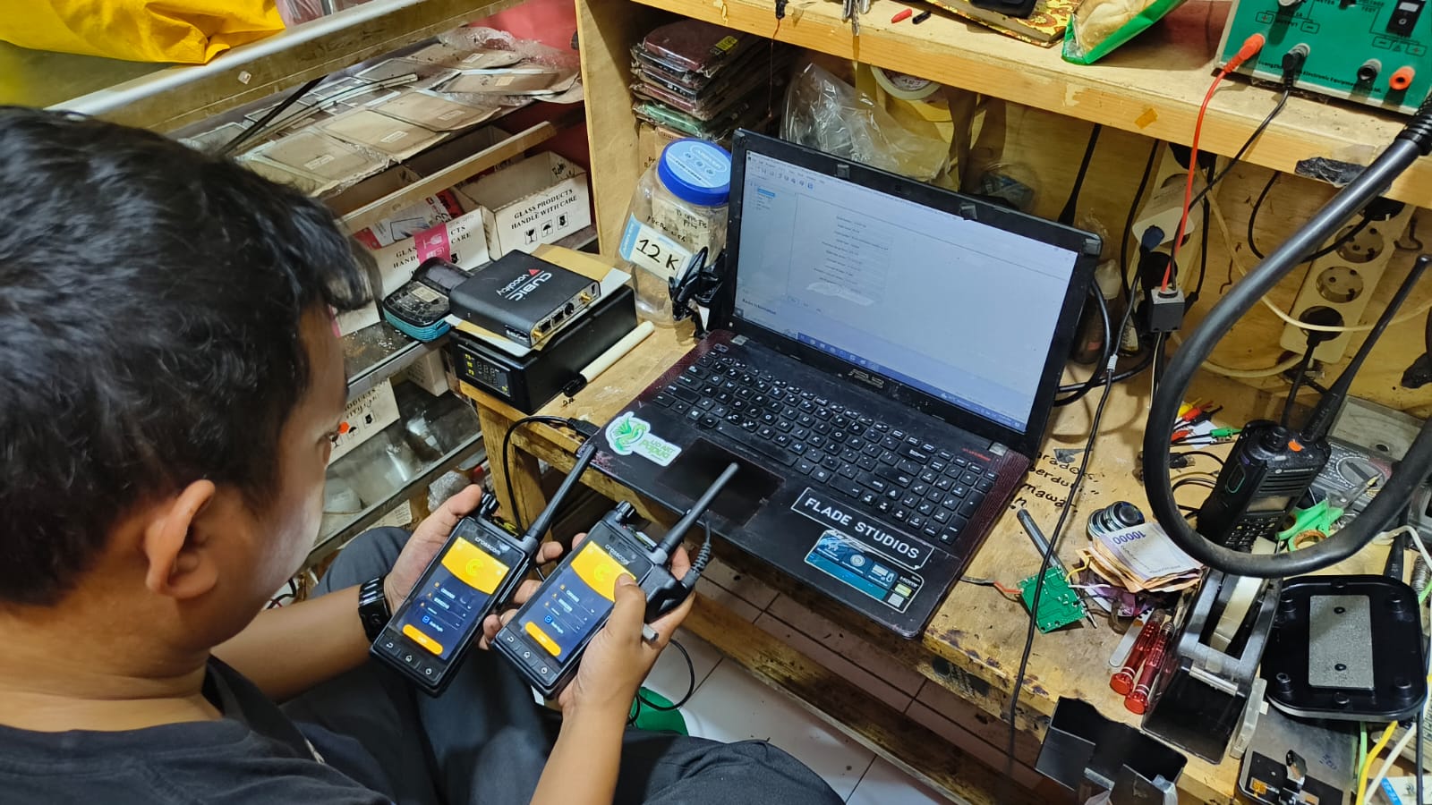 Foto Staf Maintenance melakukan harwat Produk Alat Komunikasi Radio VHF/UHF, POC, DMR dan Trunking P25